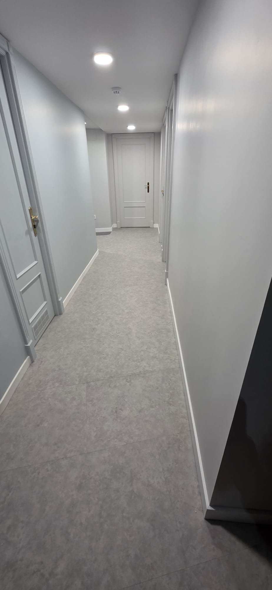 Trabajo de lijado y renovación de suelo de madera